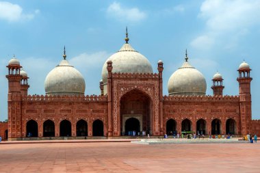 Lahor 'daki Badshahi Camii, mavi gökyüzüne karşı Pakistan