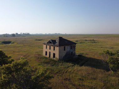 Saskatchewan, Kanada 'da terk edilmiş çiftliğin hava görüntüsü.