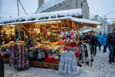 Kışın Tallinn Eski Kasabası 'ndaki Noel pazarında bir giyim standı