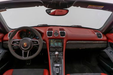 Porsche Boxster Spyder 'ın kırmızı gösterge panelinin görüntüsü