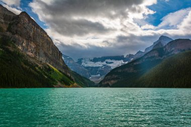 Kanada Alberta 'daki dağların yakınındaki Louise Gölü' nün güzel bir manzarası.