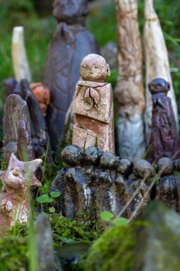 Portekiz 'in Shiststone kasabası Cadeira' da gün ışığında eski kil figürlerinin dikey çekimi.