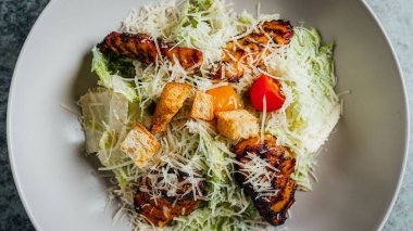 Masada leziz bir Cesar salatası manzarası.