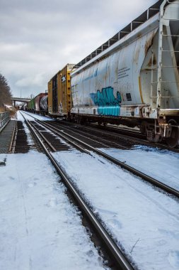 Karla kaplı bir tren yolu.