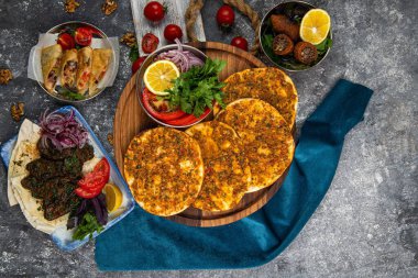 Lezzetli bir Ermeni Lahey tahtası olan gurme bir ortadoğu yemek masasının üst görüntüsü.