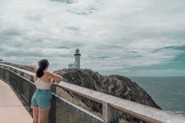 Eine Frau Blickt Auf Den Weißen Leuchtturm Der Küste Von — Stockfoto