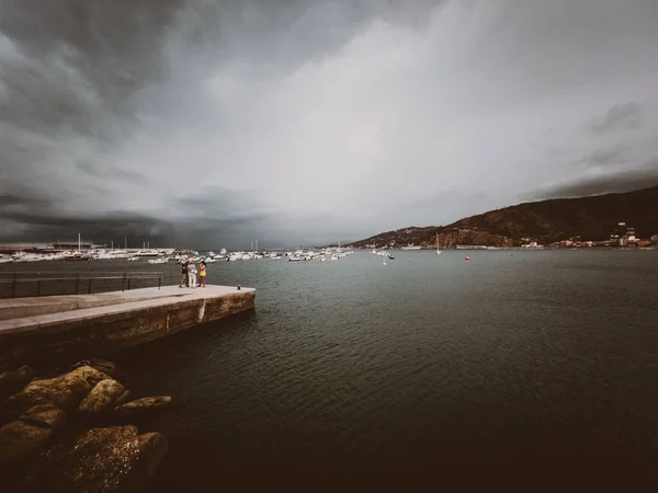 背後の桟橋と港の人々との海の風景 — ストック写真