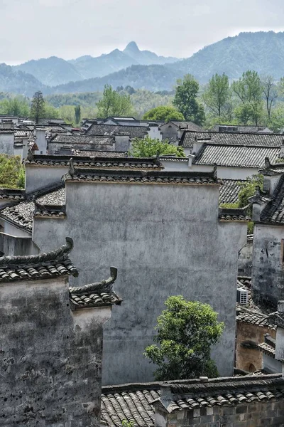 Dağlara Karşı Güzel Bir Çin Köyünün Dikey Görüntüsü — Stok fotoğraf