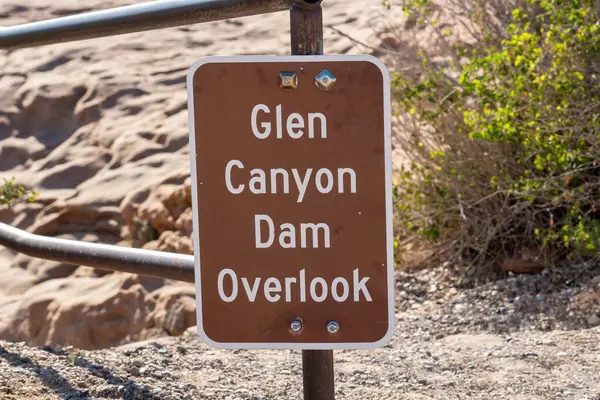Kahverengi Metal Bir Glen Canyon Barajı Nın Yakın Plan Fotoğrafı — Stok fotoğraf