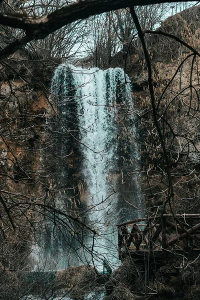 Tiro Vertical Uma Bela Cachoeira Que Flui Floresta — Fotografia de Stock