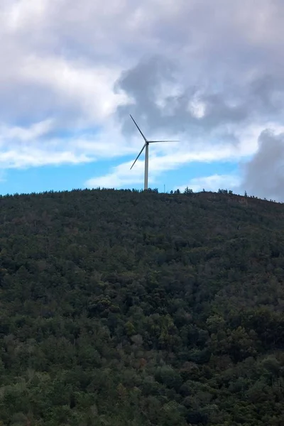 Windmühle Auf Einem Berg Zur Stromerzeugung — Stockfoto