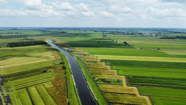 Flygbild Flod Som Passerar Jordbruksmark Med Odlat Landskap — Stockfoto