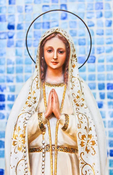 Pionowe Zbliżenie Dzieł Matki Bożej Fatimskiej — Zdjęcie stockowe