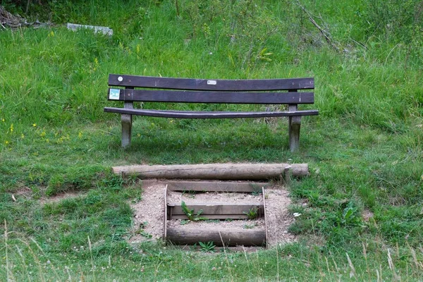 公園の芝生の緑の清掃に古い木製のベンチ — ストック写真