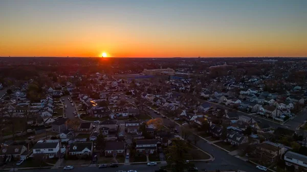 Widok Lotu Ptaka Przedmieścia Podczas Pięknego Zachodu Słońca Long Island — Zdjęcie stockowe