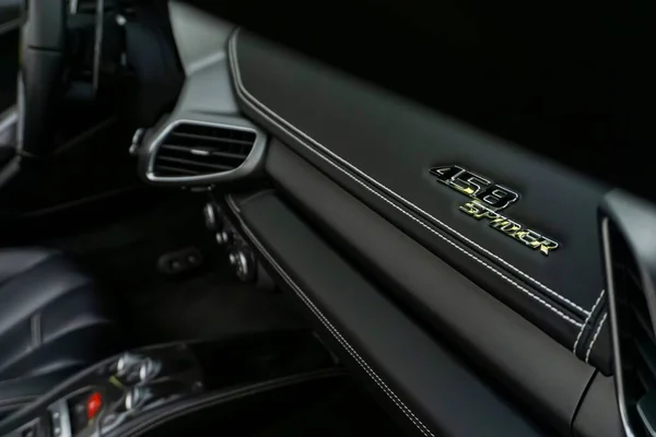 Närbild Detaljer Ferrari 458 Spider Instrumentpanel Modell Badge — Stockfoto