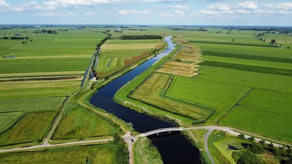 耕作地のある農地を流れる川の空中風景 — ストック写真