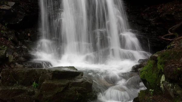 Detailní Záběr Vodopádu Který Vytváří Řeku Tekoucí Podzimním Lesem Efekt — Stock fotografie