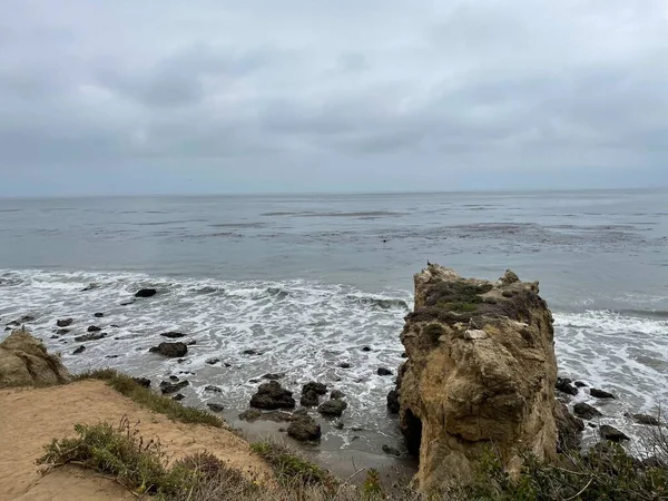 加利福尼亚海滩上空乌云密布的天空 阴沉沉的一天里布满了岩石 — 图库照片