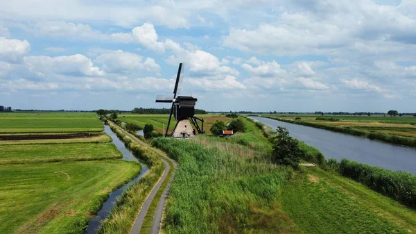 農地の川の近くの風車 — ストック写真