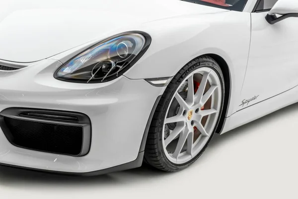 Die Teilansicht Eines Weißen Porsche Boxster Spyder Vorderrad Und Scheinwerfer — Stockfoto