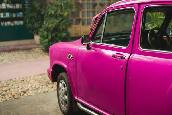 Zbliżenie Ujęcia Frontowych Drzwi Bocznych Różowego Samochodu Retro Stojącego Zewnątrz — Zdjęcie stockowe