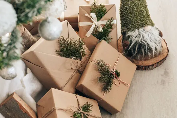 Kerstcadeautjes Verpakt Bruin Papier Onder Versierde Kerstboom — Stockfoto