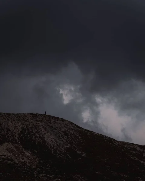 Vertikal Bild Vandrare Klättra Italienska Dolomiterna Den Dystra Himlen — Stockfoto