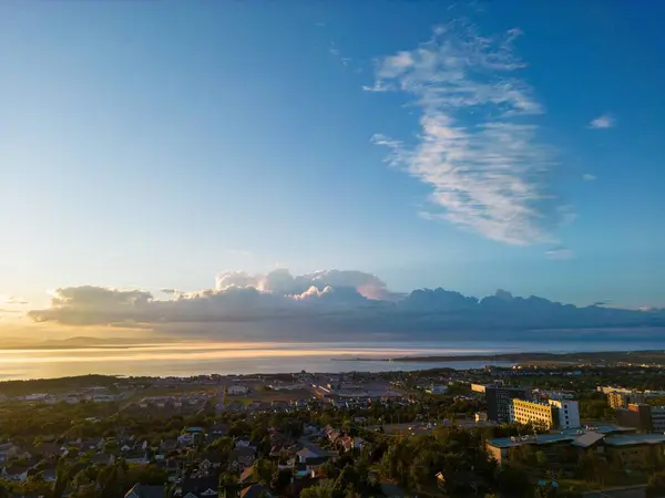 Eine Drohnenaufnahme Der Stadtlandschaft Mit Uferpromenade Und Blauem Bewölkten Himmel — Stockfoto
