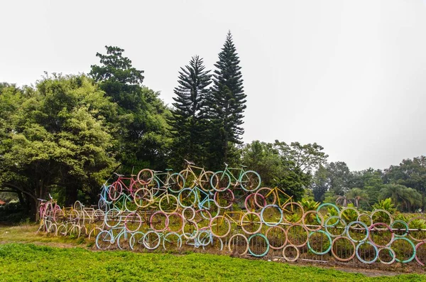 Ένα Υπέροχο Πάρκο Πολύχρωμα Ποδήλατα Δημιουργικά Στοιβαγμένα Ένα Πάνω Στο — Φωτογραφία Αρχείου