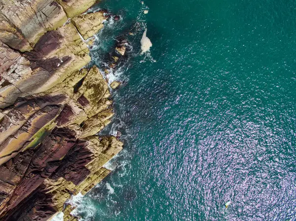 Вид Повітря Зелені Скелі Виходять Море Вранці — стокове фото
