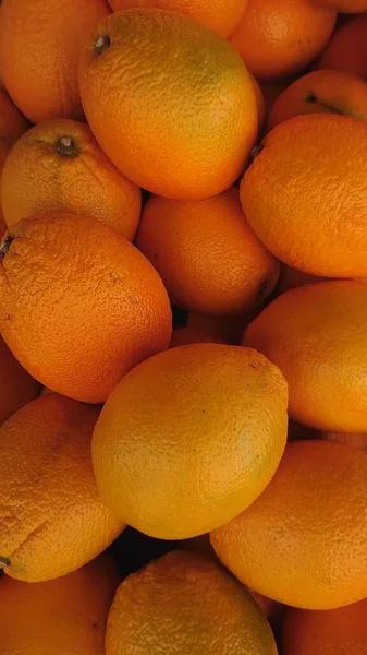 Ένα Κάθετο Πλάνο Του Πορτοκαλιού Στην Κορυφή Του Άλλου Μεγάλη — Φωτογραφία Αρχείου