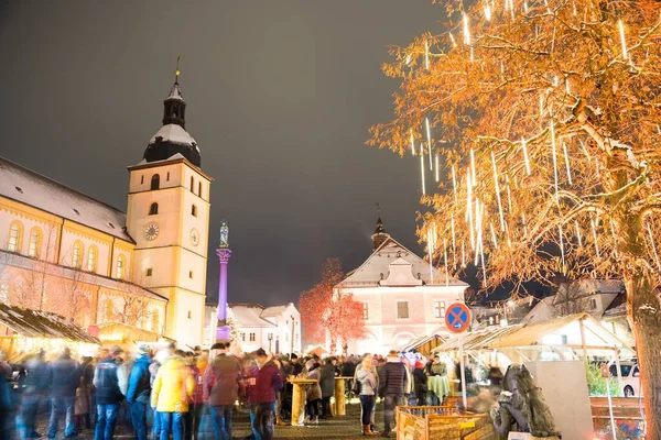 Una Hermosa Foto Gente Comprando Mercado Navidad Iluminado Por Una — Foto de Stock