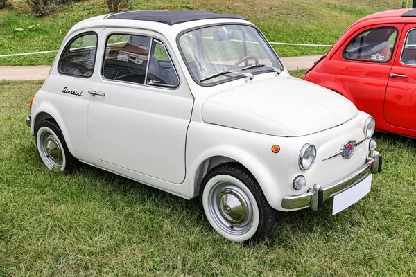 Μια Πλαϊνή Άποψη Ενός Όμορφου Κλασικού Λευκού Fiat Giannini 590 — Φωτογραφία Αρχείου