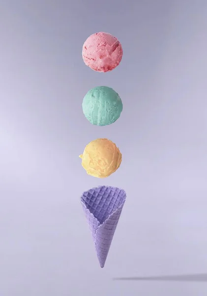 Вертикаль Конуса Мороженого Красочными Шариками Мороженого Падает Фиолетовый Фон — стоковое фото