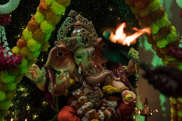 Een Persoon Feesten Het Kleurrijke Standbeeld Van Ganesha Tempel — Stockfoto