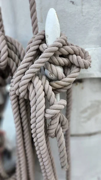 Eine Vertikale Nahaufnahme Von Details Des Segelseils Mast Eines Segelbootes — Stockfoto