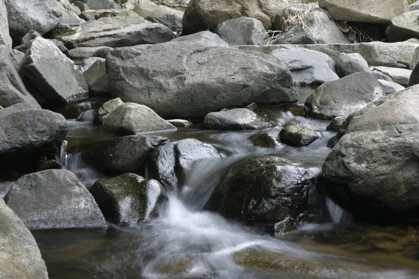 Die Grauen Felsen Mit Dem Darüber Fließenden Wasser Einem Park — Stockfoto