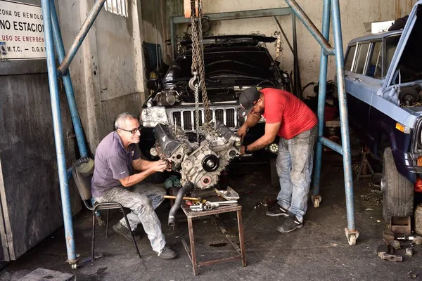 Bir Baba Oğlu Garajlarında Bir Motoru Tamir Ederken Birlikte Çalışıyorlar — Stok fotoğraf