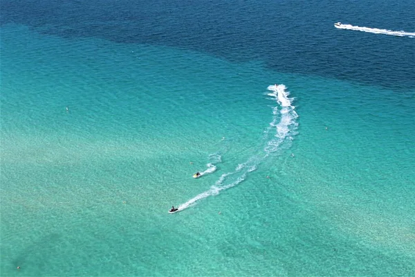 一年を通して素晴らしい天気のおかげで楽しむための多くのマイアミの活動の1つである海のボート — ストック写真