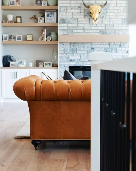 Eine Vertikale Aufnahme Eines Gepflegten Wohnzimmers Mit Regalen Und Schubladen — Stockfoto