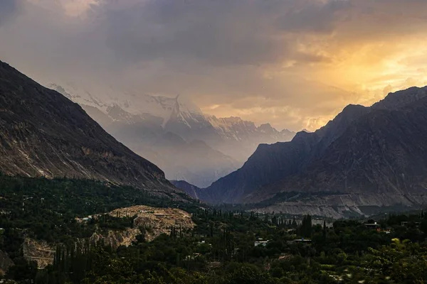 Una Vista Fascinante Una Puesta Sol Dorada Sobre Las Montañas — Foto de Stock