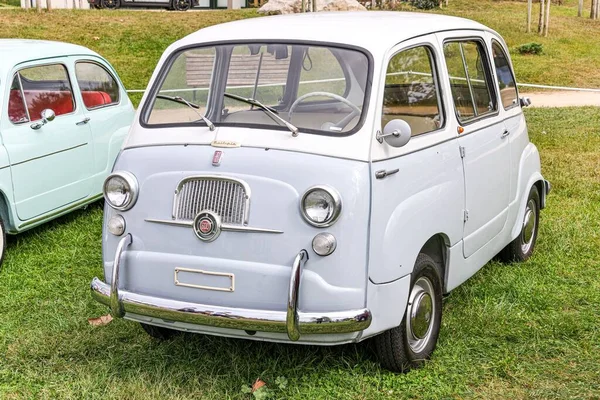 Frontansicht Eines Klassischen Weißen Fiat 600 Auf Einem Feld — Stockfoto