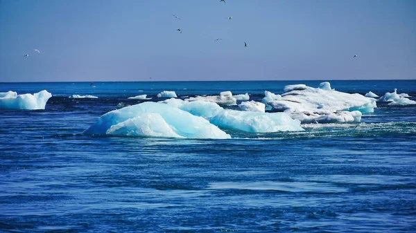 Kilátás Kék Tenger Úszó Jéghegyek — Stock Fotó
