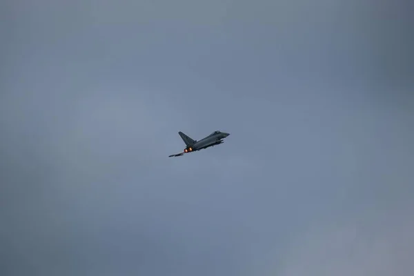 Strzał Powietrza Potężnego Samolotu Wykonującego Powietrzu Ponurą Pogodę — Zdjęcie stockowe