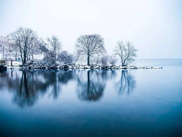 Paesaggio Invernale Con Lago Che Riflette Alberi Decidui Vicino Alla — Foto Stock