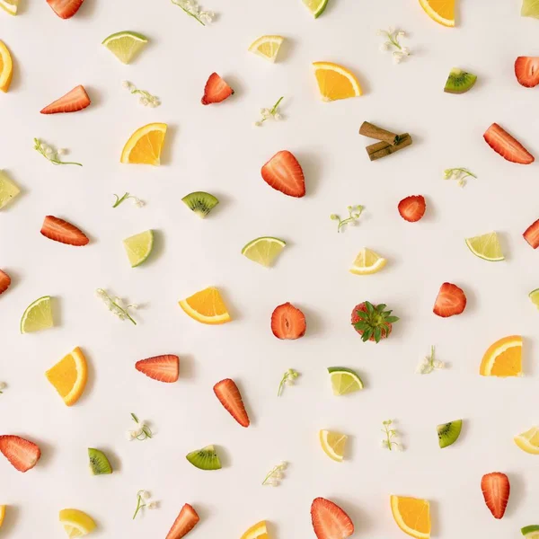 Uma Vista Superior Padrão Colorido Feito Frutas Cítricas Folhas Morangos — Fotografia de Stock