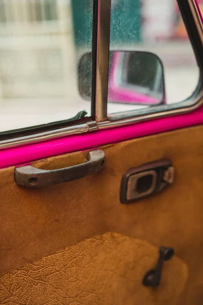 Крупный План Дверного Ручника Ретро Автомобиля Изнутри Вертикальный Снимок — стоковое фото