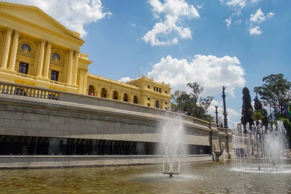 巴西圣保罗 独立公园伊庇兰加博物馆历史宫殿的喷泉和立面 — 图库照片