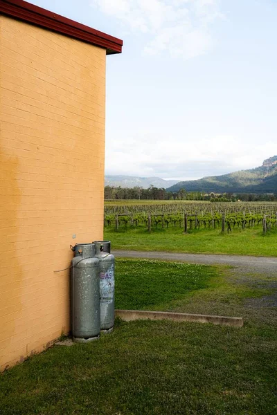 Colpo Verticale Due Bombole Gas Vicino Vigneto Nella Hunter Valley — Foto Stock